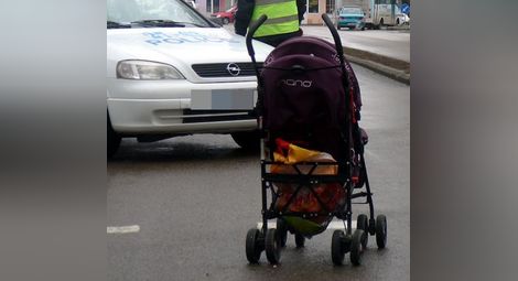 Данъчен подслушва жена си с детска количка