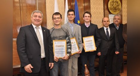 Трима отлични студенти наградени с приятни стипендии за 8 декември