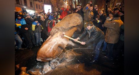 Протестиращите в Киев сринаха паметник на Ленин
