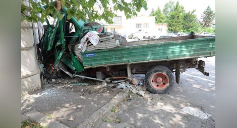 Камион премаза шофьора си и се заби в Транспортна болница