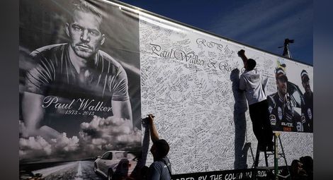 10 000 души почетоха паметта на Пол Уокър на мястото на катастрофата /видео/
