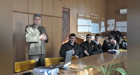 Гимназисти учат за видовете войски и задълженията на България като член на НАТО