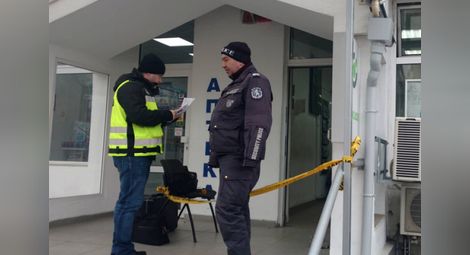 Маскиран и въоръжен обра банков клон в София
