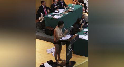 Изумително: Депутат се съблече в парламента с думите "Дотам стига грабежът на Мексико!" /видео/