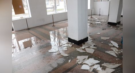 Наводнение на третия етаж събори тавана на малката изложбена зала