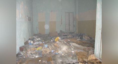 Клошари подпалиха старата сграда на архива в Русе