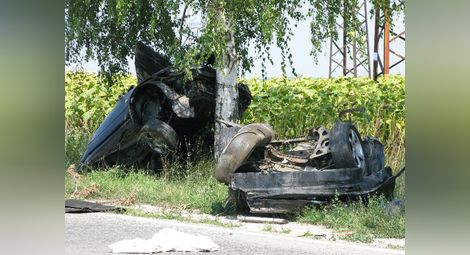 Двоен удар разкъса летящо с 200 км/ч „Пежо“, шофьорът загина