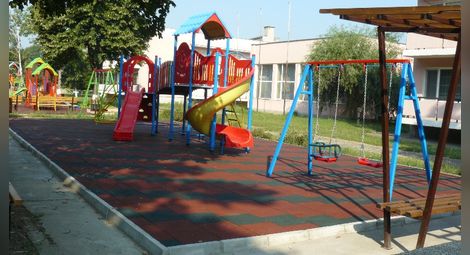 Сливо поле обнови 12 детски площадки с държавни пари