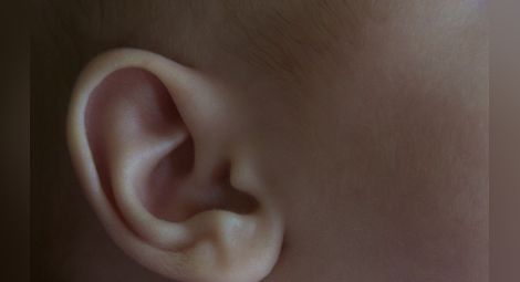 Момче получи уши, които лекарите направили от ребрата му