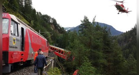 Пътнически влак дерайлира в Швейцария - вагоните висят над бездна, един вече падна