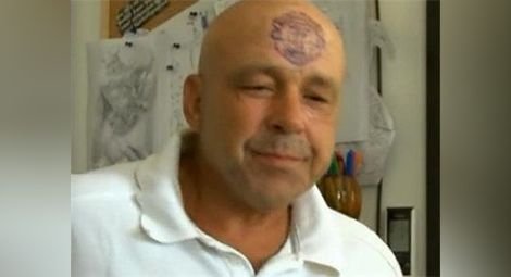 Свищовлия татуира логото на "Манчестър Юнайтед" на челото си в знак на протест