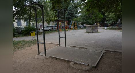 Среднощни крадци нарязаха детска площадка до бл.„Хъшове“
