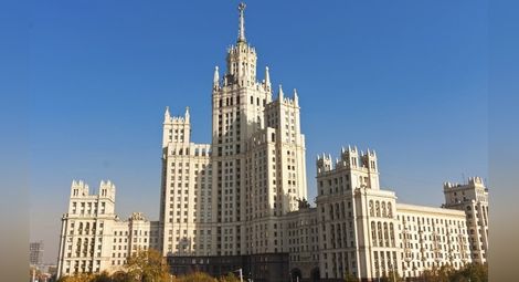 Емблематична московска сграда осъмна с украински флаг