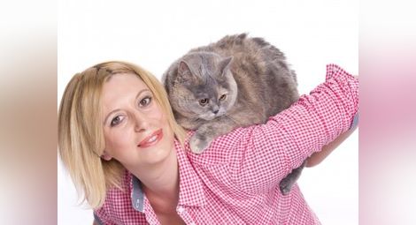 Котка рисува с лапи