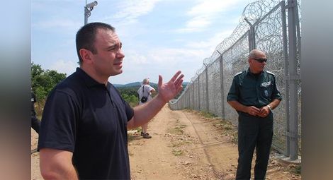 Вече режат и прескачат бежанската ограда с Турция