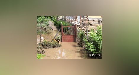 Река Топчийска наводни 5 къщи в разградското село Каменово