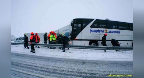 Автобус падна в дере на влизане в София 