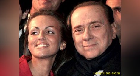 Неуморният Берлускони се сгоди за 27-годишна "Мис Неапол"