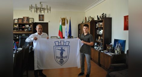 Най-добрият скейтър на България  получи знамето на Община Русе