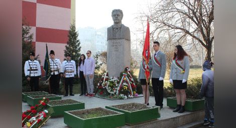 Деца рецитираха стихове пред паметника на Левски