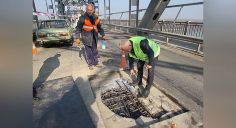 Ремонтират двайсетина дупки убийци по Дунав мост