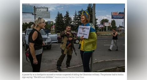 Минувачи от Донецк плюят и замерят с домати жена, обявена за украинска шпионка