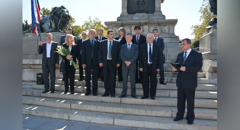 Кандидат-депутатите на „Патриотичен фронт“ поднесоха цветя на Паметника на свободата