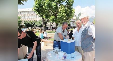 Метеоролог раздаде 700 сладоледа, протестира срещу простаците
