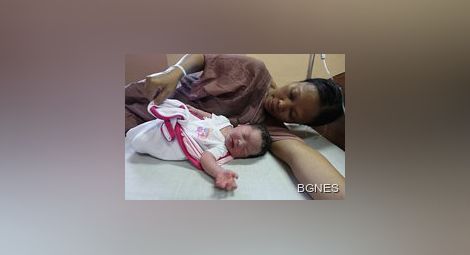 Млада нигерийка роди бяло бебе