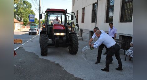 Модерен трактор ще поддържа улиците и градинките в Долапите