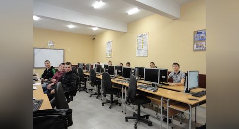 Гимназия „Буров“ класира 9 ученици за регионално състезание по професии