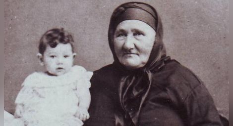 Баба Тонка с внучката Захаринка.