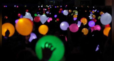 8000 светещи балона на мястото на Берлинската стена