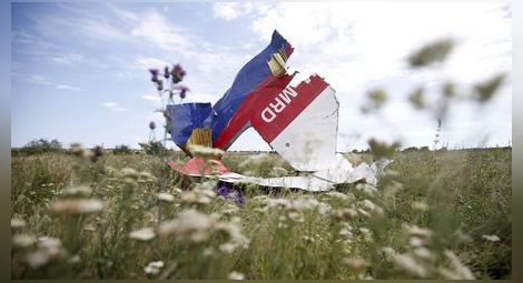 MH17 е бил "ударен от множество обекти с висока скорост", твърди първият официален доклад