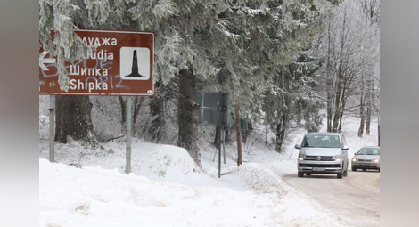 Бурен вятър и снеговалеж на прохода Шипка