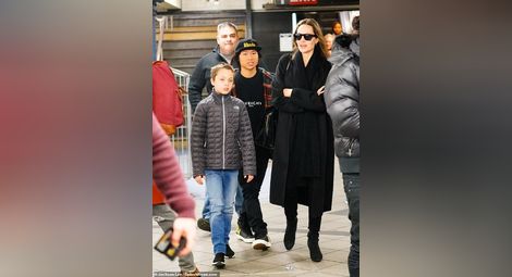 Анджелина Джоли на разходка в Ню Йорк с децата си