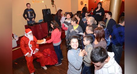 Парти с белобрадия старец весели децата от Дневния център