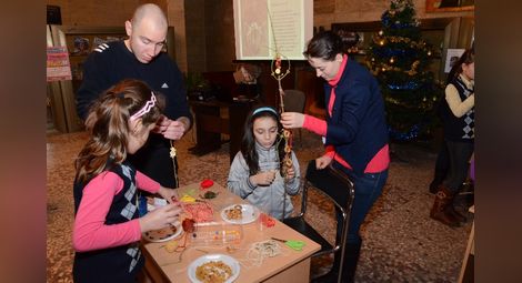 Коледен базар в подкрепа на  Дамян отварят в библиотеката
