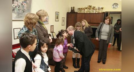 Коледарчета от Ресурсния център поздравиха кмета Стоилов и зам.областния Маринов /галерия/