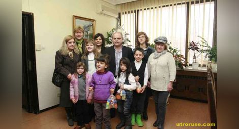 Коледарчета от Ресурсния център поздравиха кмета Стоилов и зам.областния Маринов /галерия/