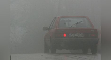 Лада се блъсна във фолксваген в гъстата мъгла до Обретеник