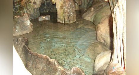 Шок в пещерата "Леденика": Вода залива екскурзианти