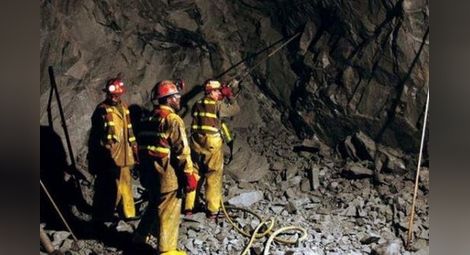100 миньори започнаха предупредителни стачни действия