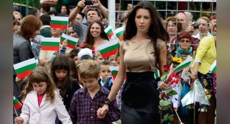 Красива българска учителка обира овации от цял свят в интернет