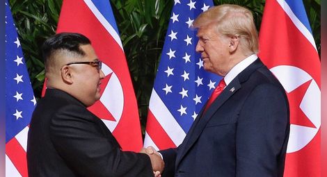 Тръмп и Ким разговарят във Виетнам