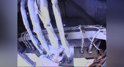 Астронавти извършват поправка на МКС в открития космос