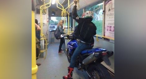 Мотоциклетист нахлу с мотора си в столичен автобус 