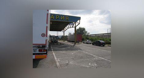 54 имигранти открити на моста между машини в турски камион