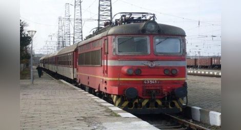 Запушен вентилатор задимил нощния влак Бургас - София