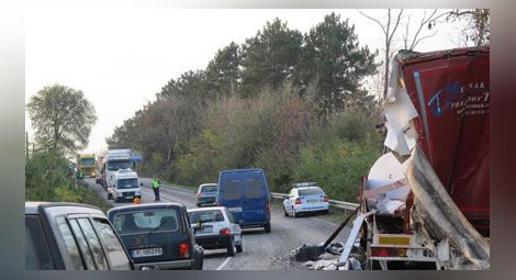 Повече от 20 нови пътни знаци са поставени на опасен участък по пътя Русе-Стара Загора